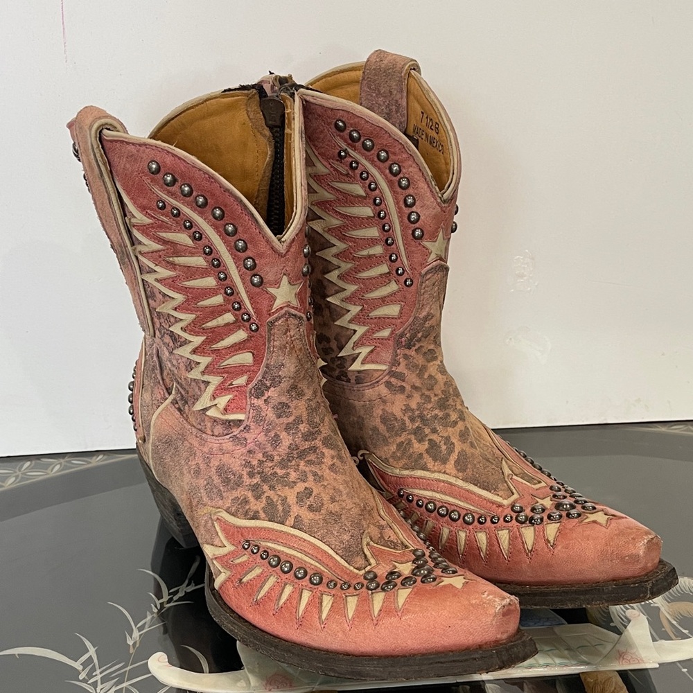 Old Gringo Dawn Pipin Pink Boots with Studs
7.5